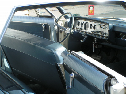 Innenraum mit blauem Leder